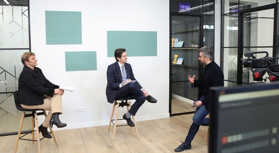 Rosa Duce, economista jefe de Deutsche Bank, y Juanma Jiménez, vicepresidente ejecutivo de Pimco Iberia, junto al director de publicaciones de Economía Digital, Ismael G. Villarejo./ Economía Digital