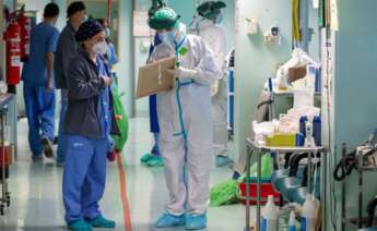 Varios sanitarios en la Unidad de Cuidados Intesivos dedicada a pacientes covid del Hospital Miguel Servet de Zaragoza. EFE/Javier Belver