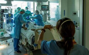 Sanitarios de la UCI del Hospital Universitario de Bellvitge atienden a pacientes de coronavirus tras el impacto de la tercera ola. EFE/ Enric Fontcuberta