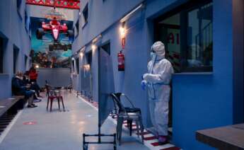 Un profesional sanitario en el centro especializado en pacientes con clara sintomatologia covid del barrio de Gracia de Barcelona, este martes. EFE/Enric Fontcuberta