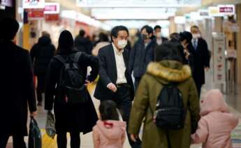 Transeúntes caminan por la zona comercial de la estación de Tokio EFE/EPA/FRANCK ROBICHON