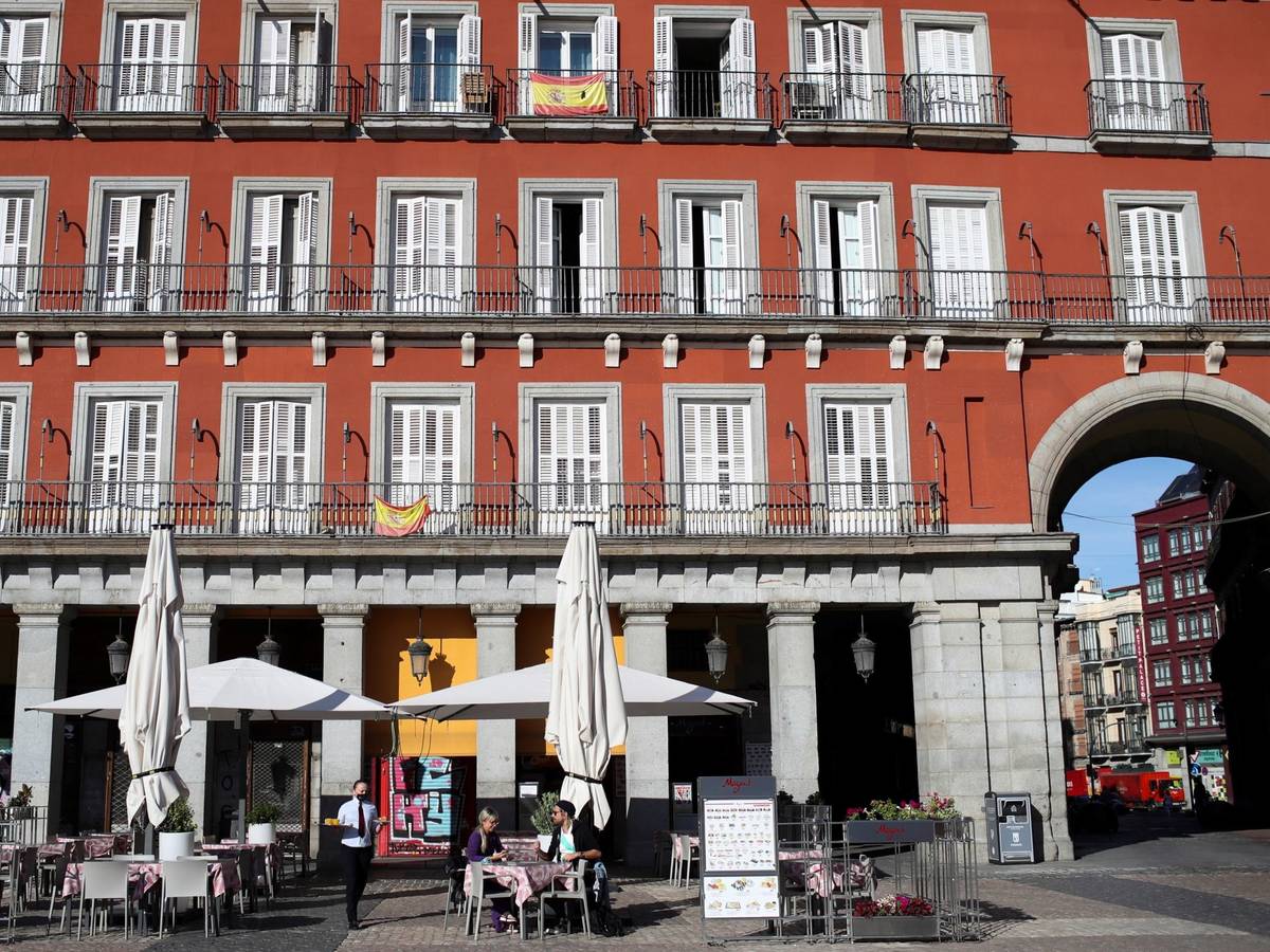 Ciudadanos en una de las terrazas de un bar en la Plaza Mayor de Madrid. (EFE)