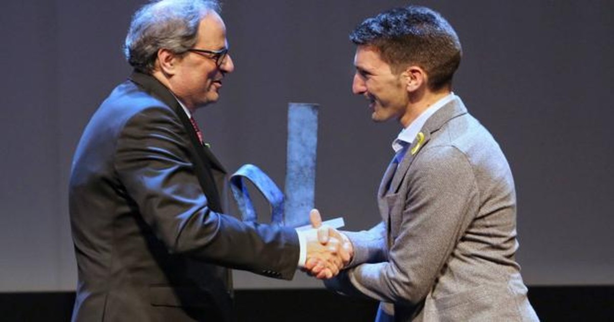 Quim Torra, presidente de la Generalitat, entrega a Oriol Mitja el premio "Catalán del año 2017"./ EFE