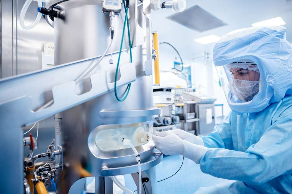 un empleado trabaja en las instalaciones para la producción de ARNm en la fábrica de Biontech en Marburg. EFE