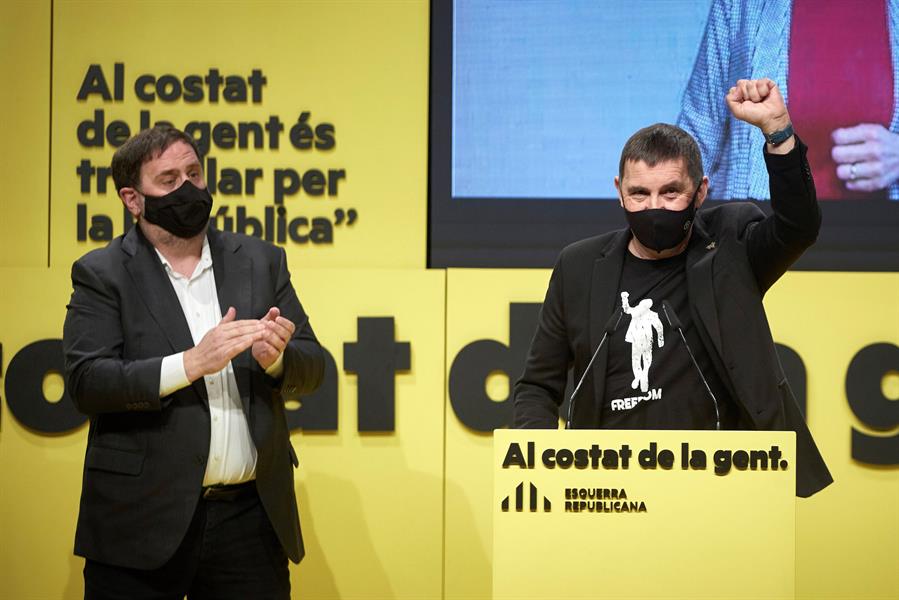 El coordinador general de EH Bildu, Arnaldo Otegi, y el líder de ERC, Oriol Junqueras (izda), durante su intervención en el acto central del partido ERC celebrado en Girona. EFE/David Borrat