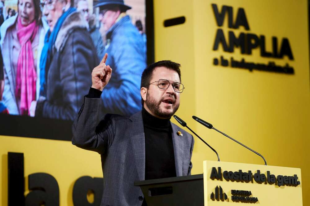 El candidato de ERC a la Generalitat, Pere Aragonès, pronuncia un discurso durante el acto de campaña de la formación celebrado este lunes en Hospitalet de Llobregat (Barcelona). EFE/ Alejandro García