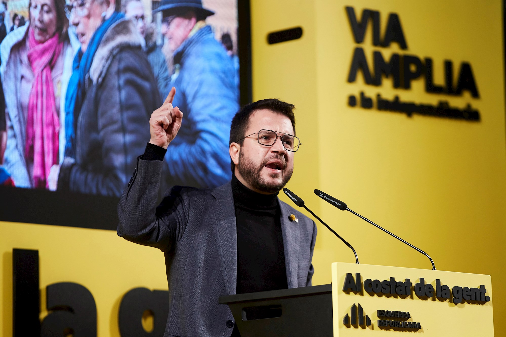 El candidato de ERC a la Generalitat, Pere Aragonès, pronuncia un discurso durante el acto de campaña de la formación celebrado este lunes en Hospitalet de Llobregat (Barcelona). EFE/ Alejandro García