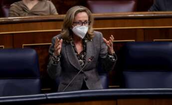 La ministra de Economía, Nadia Calviño, interviene durante la sesión de control al Gobierno en el Congreso. Foto: EFE/Chema Moya.