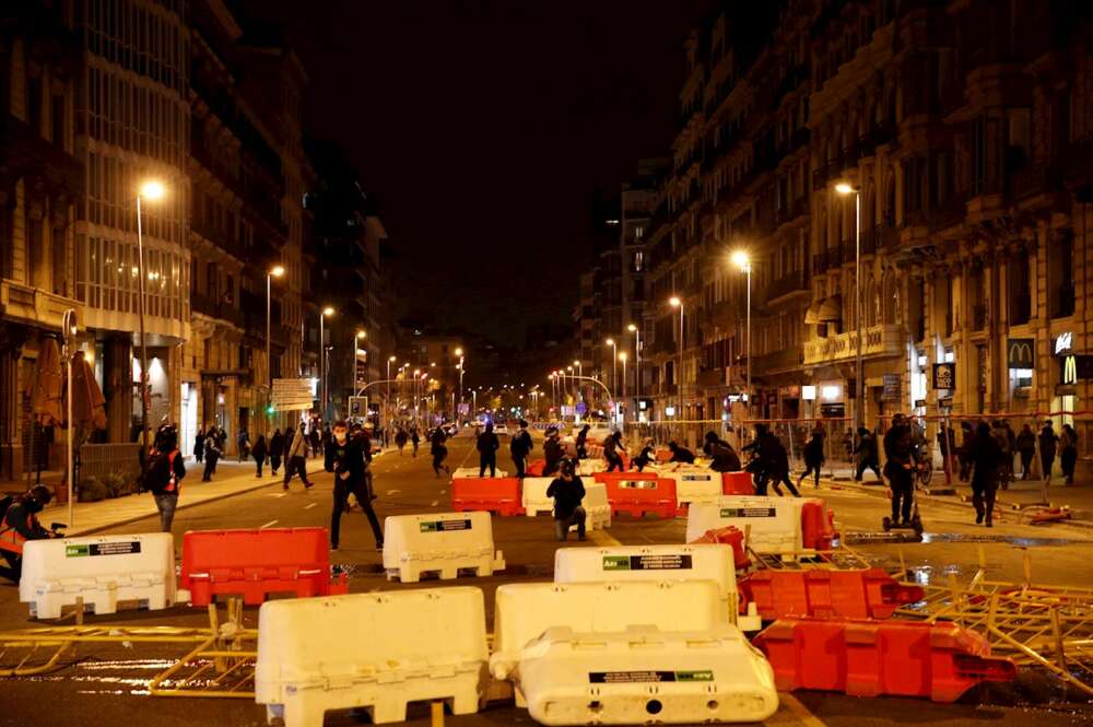 Centenares de personas se han manifestado hoy sábado en Barcelona para reclamar la libertad de Pablo Hasel, tras el llamamiento de la CUP. EFE/Alejandro García