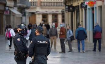 Varios policías vigilan las calles del centro histórico de Málaga que ha cerrado toda su actividad no esencial por el coronavirus. EFE/Daniel Pérez