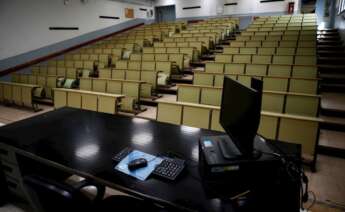 La Facultad de Economía y Empresa de la Universidad de Barcelona vacía por la crisis del coronavirus. EFE/Quique Garcia