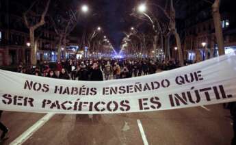 Varios centenares de personas, congregadas en el exterior de la estación de Sants de Barcelona para participar en una nueva manifestación por la libertad de Pablo Hasel