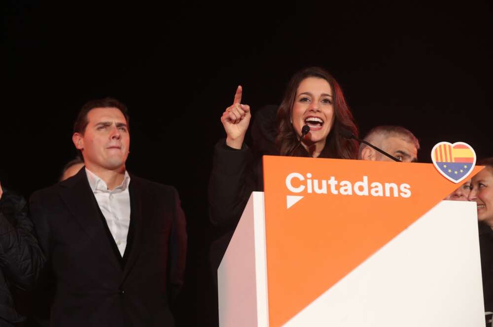 El entonces líder de Ciudadanos, Albert Rivera, escucha a la candidata ganadora de las elecciones catalanas del 21-D durante la celebración de la victoria electoral, el 21 de diciembre de 2017 en Barcelona | EFE/JE/Archivo