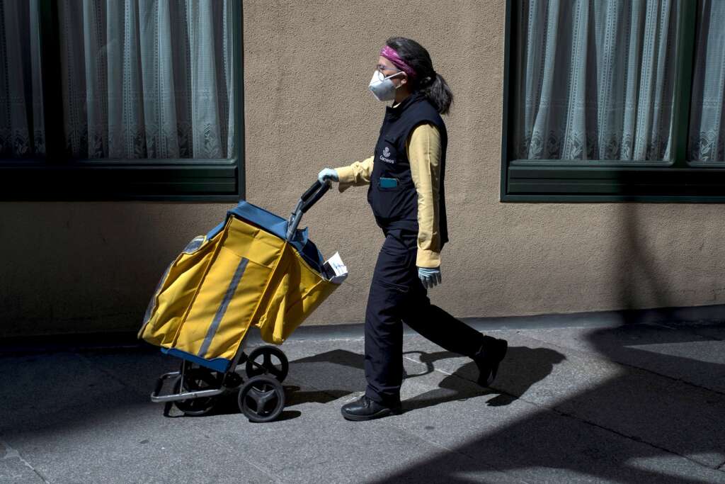 Una trabajadora de Correos en abril de 2020 en Ourense. EFE