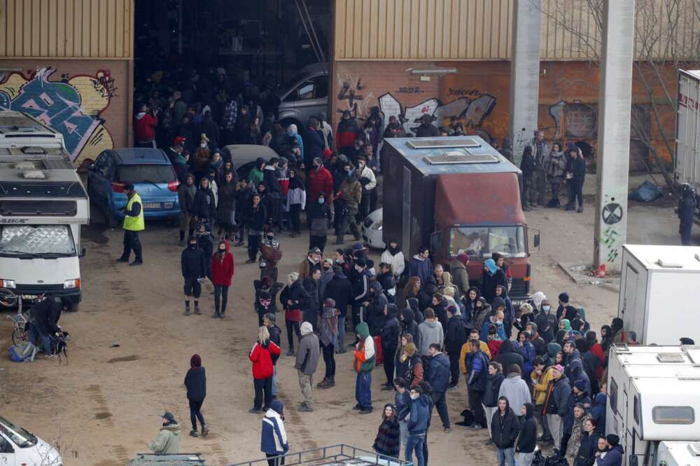 La policía regional de Cataluña (noreste de España) desaloja una macrofiesta ilegal en una nave industrial abandonada de Llinars del Vallès en la provincia de Barcelona. EFE/ Alejandro García