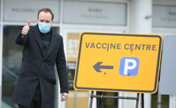 El ministro de Sanidad de Reino Unido, Matt Hancock, levanta el pulgar a su al centro de vacunación instalado en el Hipódromo de Epsom, en Surrey. EFE