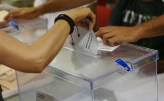 Una persona deposita su voto en una urna. EFE/Alejandro García/Archivo