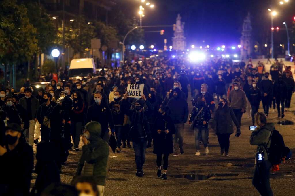 Decenas de personas asisten a una nueva manifestación por la libertad de Pablo Hasel, después de seis días consecutivos de protestas que han finalizado con enfrentamientos con los Mossos d'Esquadra y daños a bienes públicos y privados, este lunes en Barcelona. EFE/ Marta Pérez