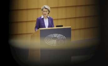 La presidenta de la Comisión Europea, Ursula Von der Leyen, da explicaciones sobre la campaña de vacunación en la Eurocámara. EFE/Olivier Hoslet