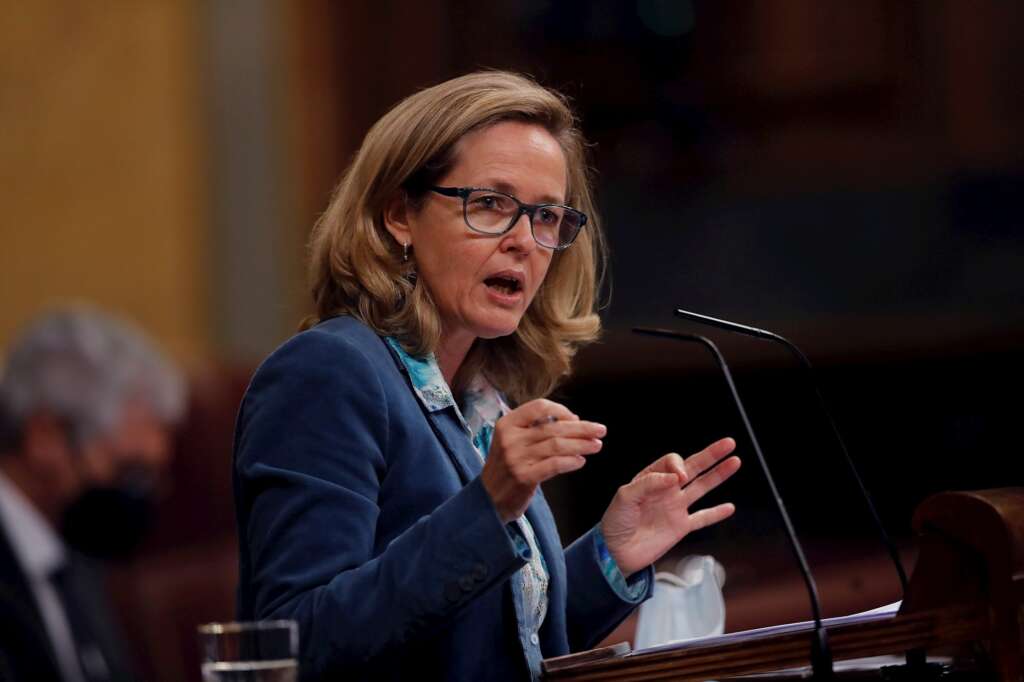 La vicepresidenta tercera y ministra de Asuntos Económicos, Nadia Calviño, interviene durante la sesión de control en el Congreso | EFE/JCH