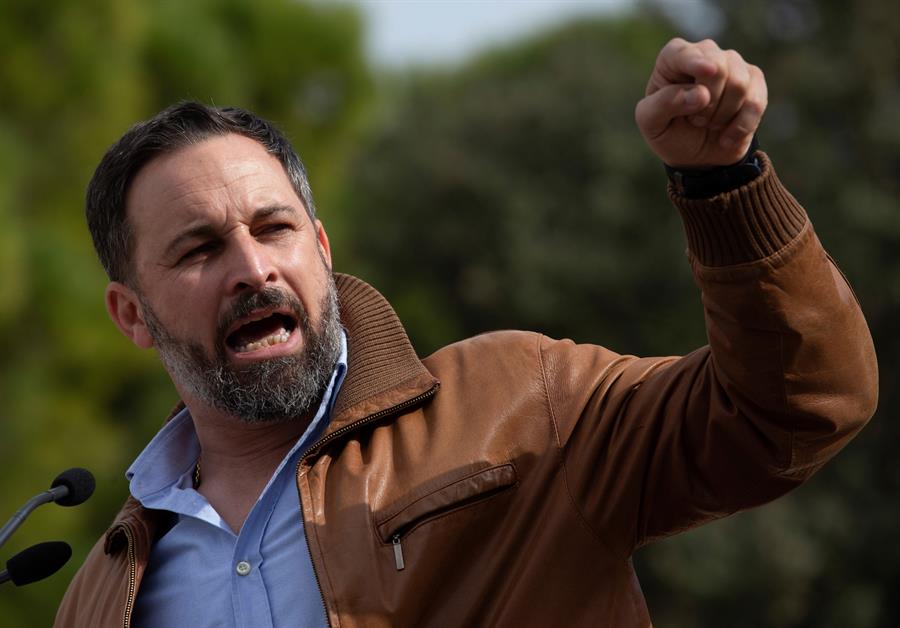 El líder de Vox, Santiago Abascal, durante su intervención en un acto de campaña del partido celebrado este sábado en Tarragona. EFE/Enric Fontcuberta