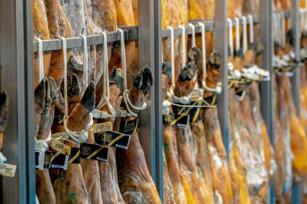 Varias patas de jamón almacenadas por los productores españoles, que se enfrentan a la dura clasificación de Nutriscore. EFE