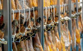 Varias patas de jamón almacenadas por los productores españoles, que se enfrentan a la dura clasificación de Nutriscore. EFE