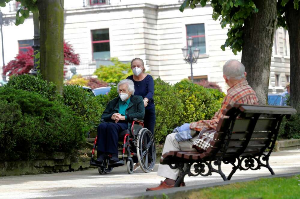 Una mujer cuida de una anciana dependiente./ EFE