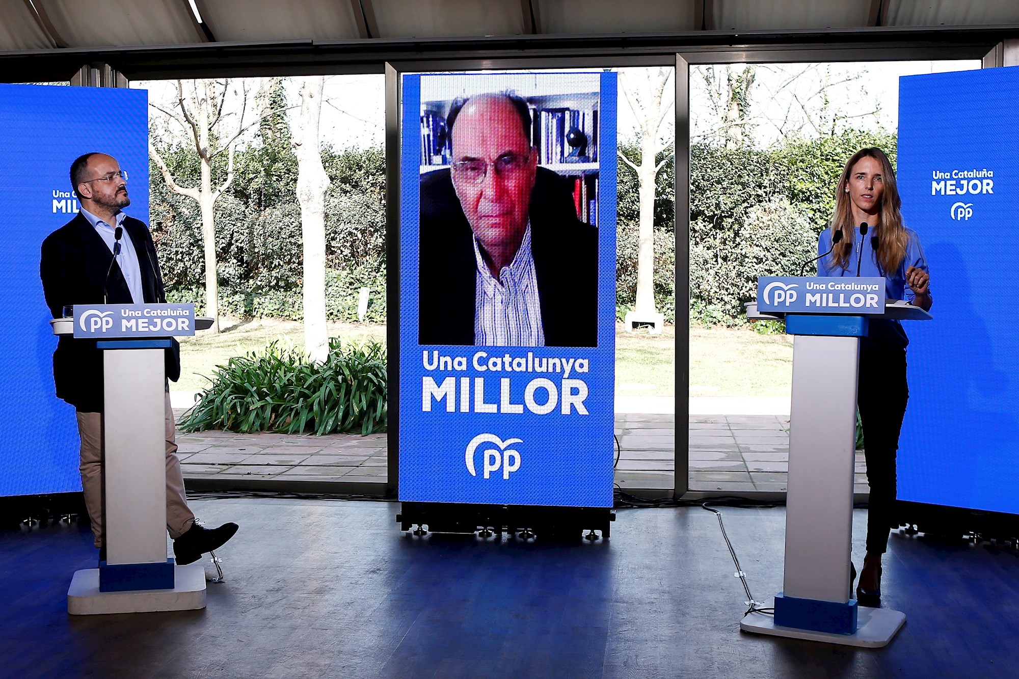 Alejandro Fernández, Alejo Vidal-Quadras (en la pantalla) y Cayetana Álvarez de Toledo, en un acto electoral del PP catalán, el 5 de febrero de 2021 | EFE