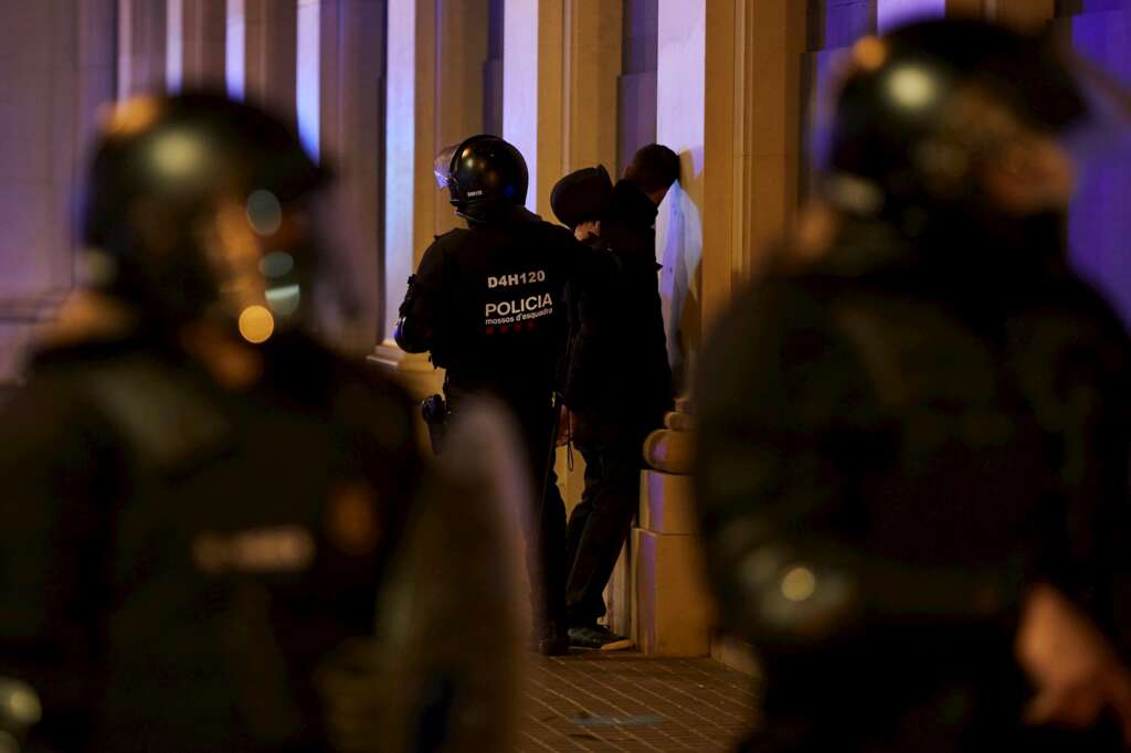 Un Manifestante es detenido por los Mossos D´Esquadra, esta noche en el centro de Barcelona, en una nueva manifestación por la libertad de Pablo Hasel. EFE/Alejandro García