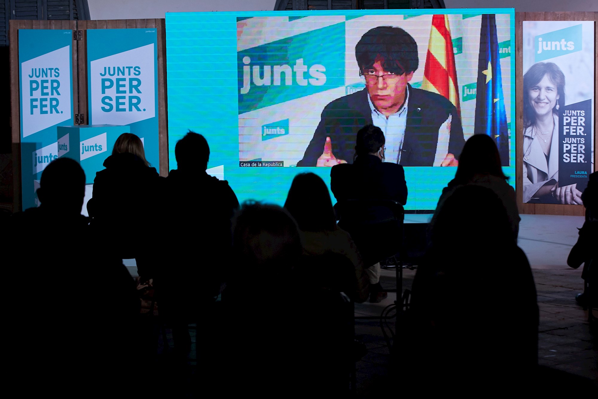 El expresidente catalán Carles Puigdemont participa telemáticamente en un acto de JxCat en Terrassa (Barcelona), el 2 de febrero de 2021 | EFE/AG