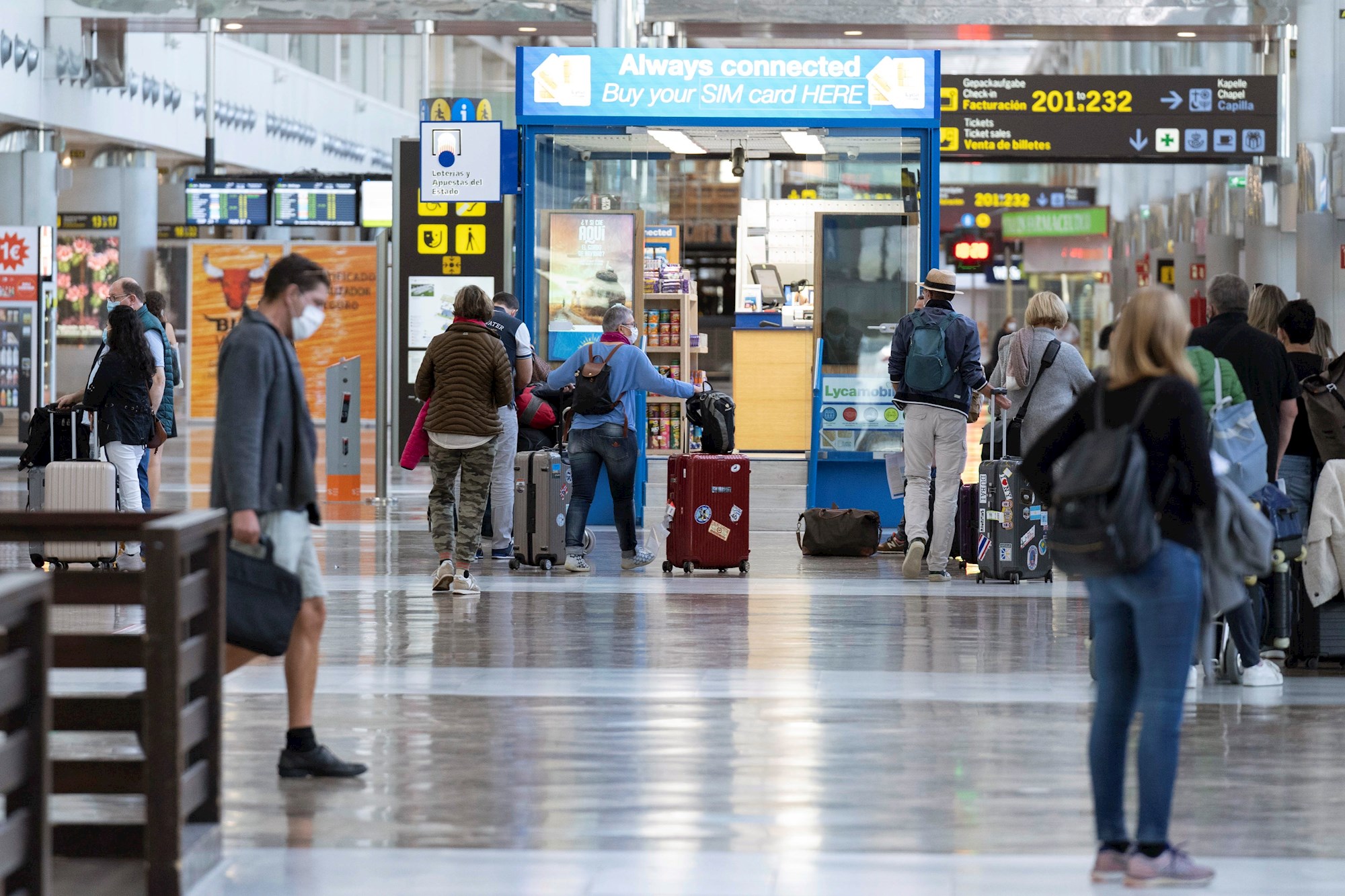 Llegada de turistas al aeropuerto de Tenerife Sur, en el municipio de Granadilla de Abona (Tenerife). EFE/Miguel Barreto