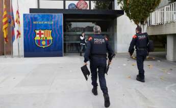 Dos miembros del cuerpo de los Mossos d,Esquadra, se dirigen a las oficinas del FC Barcelona. EFE/Archivo