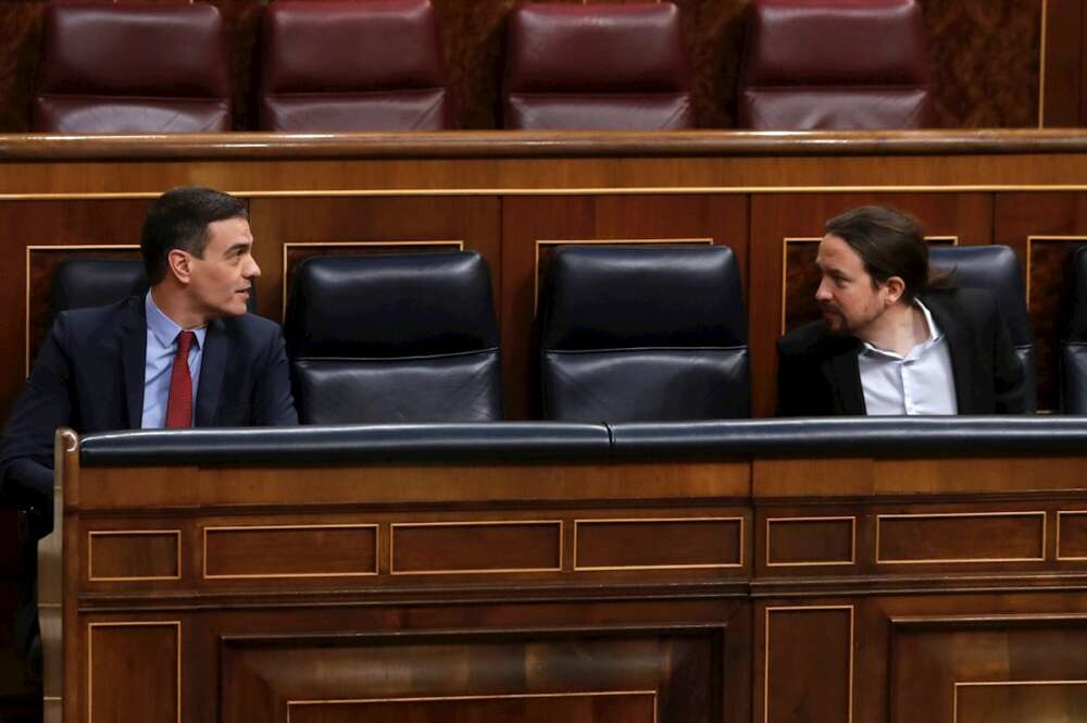 El presidente del Gobierno, Pedro Sánchez, y el vicepresidente segundo, Pablo Iglesias, durante un pleno del Congreso | EFE/JJG/Archivo