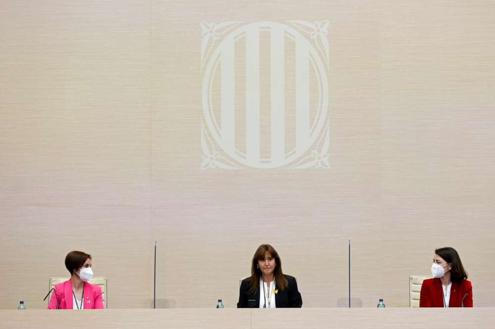 La nueva presidenta del Parlament Laura Borràs de JxCat (c) junto a las nuevas vicepresidentas Anna Caula de ERC (i) y Eva Granados del PSC (d) tras ser elegidas este viernes en su cargos