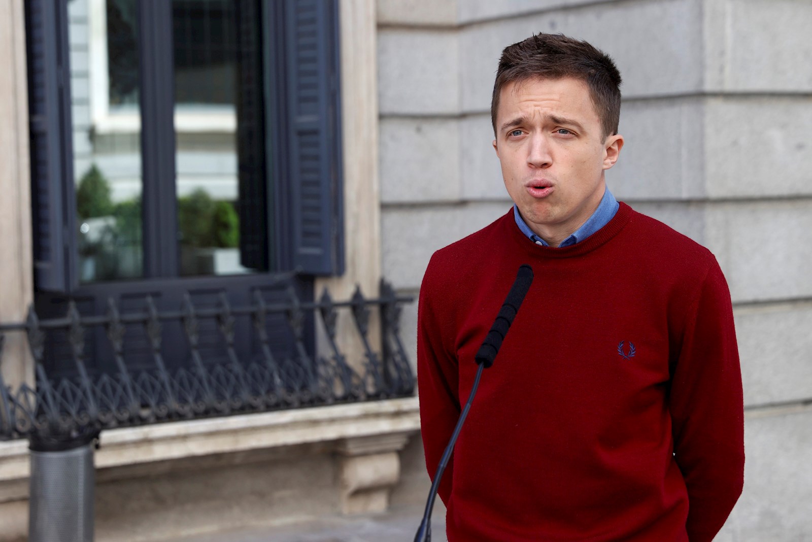 El líder de Más País, Iñigo Errejón, da una rueda de prensa a las puertas del Congreso de los Diputados, este miércoles. EFE/ Chema Moya