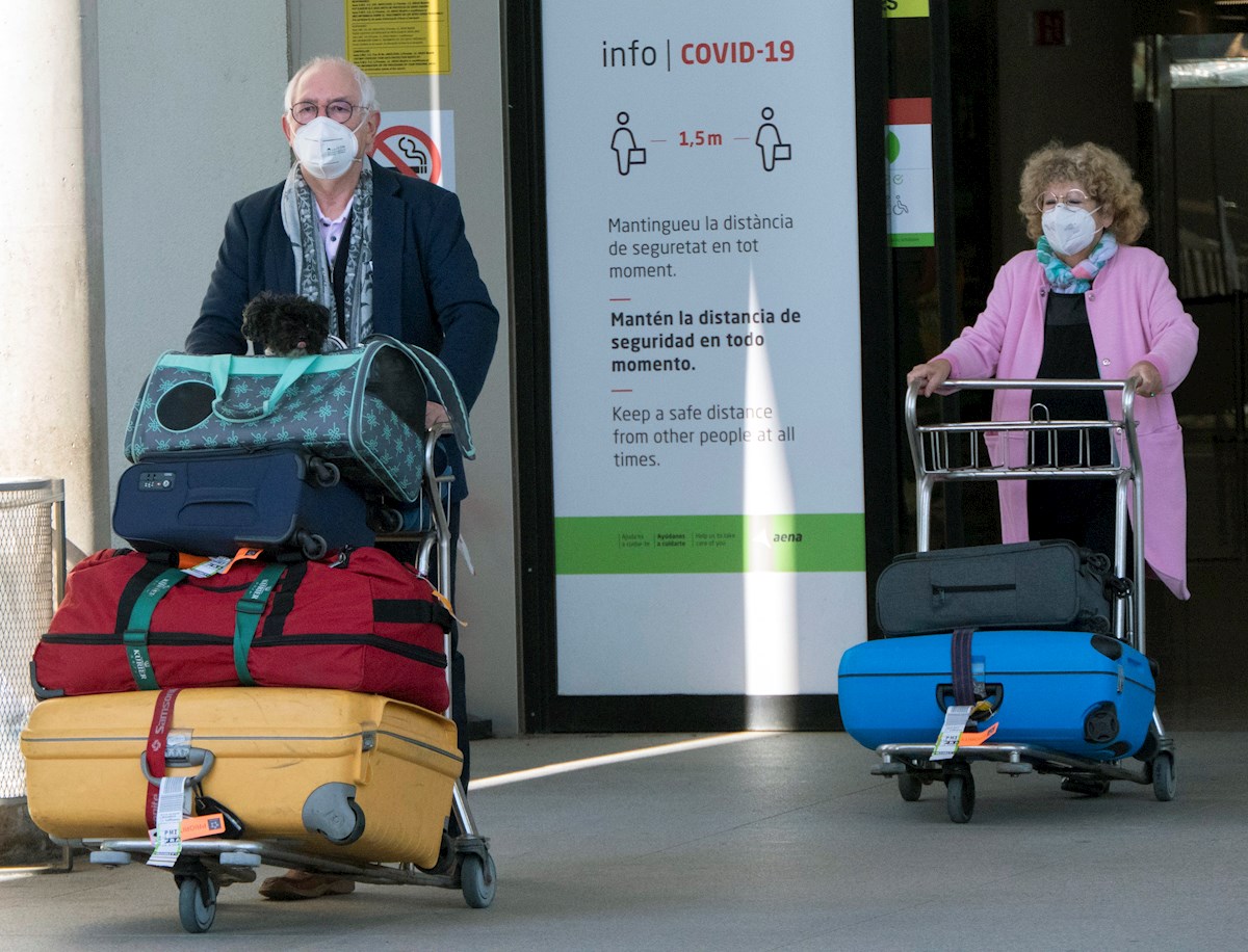 Pasajeros a su llegada al aeropuerto de Palma de Mallorca. EFE/CATI CLADERA./Archivo