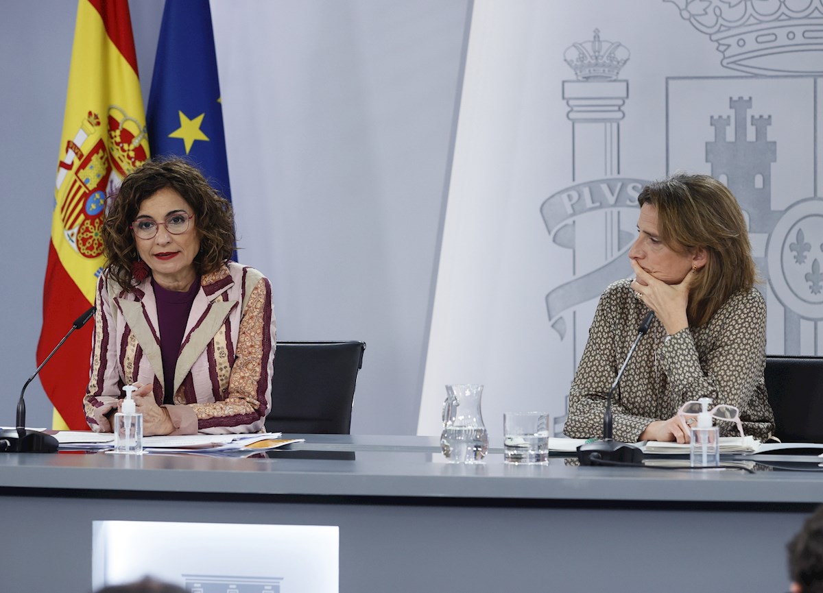 La ministra de Hacienda y portavoz del Gobierno, María Jesús Montero (i), y la vicepresidenta del Gobierno y ministra para la Transición Ecológica y el Reto Demográfico, Teresa Ribera, durante la rueda de prensa ofrecida tras la reunión semanal del Consejo de Ministros celebrada este martes en La Moncloa. EFE/Ballesteros