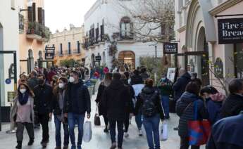 Gran afluencia de público en el centro comercial de La Roca del Vallés en el primer fin de semana en Cataluña sin confinamientos comarcales. EFE/Alejandro García