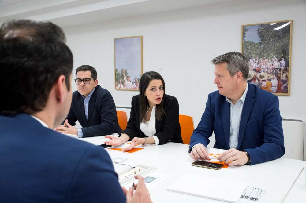 La presidenta de Ciudadanos, Inés Arrimadas, acomapañada por José María Espejo-Saavedra y Carlos Cuadrado durante una reunión del partido en marzo de 2020 | EFE/LP/Archivo