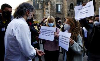 Rastreadores despedidos por la Generalitat abordan a Jordi Cuixart para protestar por su situación laboral en un acto en Barcelona el 29 de enero de 2021 | EFE/QG/Archivo