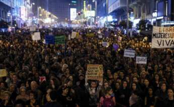 Miles de personas se concentran en Madrid en los actos del 8-M del Día de la Mujer. EFE