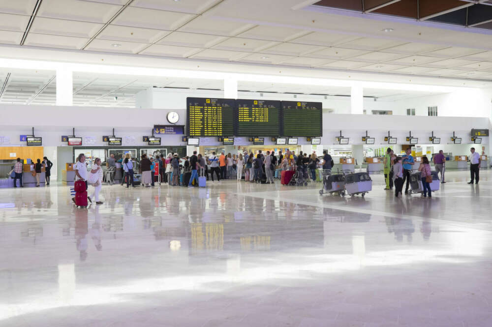 Los aeropuertos de Aena en España registran más de 114,7 millones de pasajeros hasta mayo, un 11,4% más Archivo - Vista general de la zona de embarques de la Terminal 3 del Aeropuerto de Málaga-Costa del Sol. Archivo - Vista general de la zona de embarques de la Terminal 3 del Aeropuerto de Málaga-Costa del Sol. - AENA - Archivo Europa Press Turismo Publicado: miércoles, 12 junio 2024 11:32 Newsletter @epturismo MADRID, 12 Jun. (EUROPA PRESS) - Los aeropuertos de la red de Aena en España registraron más de 114,7 millones de pasajeros hasta el mes de mayo, lo que representa un incremento del 11,4% con respecto al mismo periodo de 2023, según ha informado este miércoles el gestor aeroportuario. Estos meses también se registraron 983.770 movimientos de aeronaves (+8%) y se transportaron 502.743 toneladas de mercancía, un 18,4% más que en el mismo periodo de 2023. En cuanto al mes de mayo, este ha sido el quinto mes de mayo con récord histórico de pasajeros, movimiento de aeronaves y carga. En total, los aeropuertos recibieron 28,29 millones de pasajeros, un 11% más que en el mismo mes del año anterior, con 238.062 movimientos de aeronaves (+10,6%) y 108.380 toneladas de mercancía transportada (+23,7%). Del total de viajeros de mayo, 28,23 millones correspondieron a pasajeros comerciales, de los que 19,6 millones viajaron en vuelos internacionales, un 13,1% más respecto a mayo de 2023, y 8,6 millones en vuelos nacionales, un 6,7% más que el año pasado. DESEMPEÑO POR AEROPUERTOS En concreto, el aeropuerto Adolfo Suárez Madrid-Barajas registró el mayor número de pasajeros en el quinto mes del año con 5,6 millones, lo que representa un crecimiento del 12,4% frente a mayo del pasado año. Le siguen los aeropuertos Josep Tarradellas Barcelona-El Prat, con 4,99 millones (+11,5% respecto a 2023); Palma de Mallorca, con 3,8 millones (+12,3%); Málaga-Costa del Sol, con 2,37 millones (+10,5%); Alicante-Elche Miguel Hernández, con 1,74 millones (+16,6%); Gran Canaria, con 1,09 millones (+9,6%) e Ibiza, con 1,03 millones (+6,2%). Además de en el conjunto de la red de Aena, se batieron récord de pasajeros totales en un mes de mayo en 23 aeropuertos: Adolfo Suárez Madrid-Barajas, Josep Tarradellas Barcelona-El Prat, Palma de Mallorca, Málaga-Costa del Sol, Alicante-Elche Miguel Hernández, Gran Canaria, Ibiza, Valencia, Tenerife Sur, Sevilla, César Manrique-Lanzarote, Bilbao, Tenerife Norte-Ciudad de La Laguna, Fuerteventura, Menorca, Santiago-Rosalía de Castro, Asturias, La Palma, San Sebastián, Melilla, El Hierro, La Gomera y Badajoz. En cuanto a operaciones, el aeropuerto con más movimientos en mayo fue Adolfo Suárez Madrid-Barajas, con un total de 36.348 (+9% respecto a 2023), seguido de Josep Tarradellas Barcelona-El Prat, con 31.593 vuelos (+10%); Palma de Mallorca, con 27.103 (+11,1%); Málaga-Costa del Sol, con 16.346 (+7,3%); Alicante-Elche Miguel Hernández, con 11.019 (+14,6%) y Gran Canaria, con 10.840 aterrizajes y despegues (+10,5%). En el quinto mes de 2024, además de en el conjunto de la red, se alcanzaron récord de operaciones en un mes de mayo en 17 aeropuertos, concretamente en Josep Tarradellas Barcelona-El Prat, Palma de Mallorca, Málaga-Costa del Sol, Alicante-Elche Miguel Hernández, Gran Canaria, Ibiza, Tenerife Norte-Ciudad de La Laguna, Sevilla, Tenerife Sur, César Manrique-Lanzarote, Jerez de la Frontera, Menorca, Santiago-Rosalía de Castro, Córdoba, La Palma, Son Bonet y Logroño. Respecto al tráfico de mercancías, el aeropuerto con mayor volumen de carga fue Adolfo Suárez Madrid-Barajas, con 63.305 toneladas, un 18,6% más con respecto al mismo mes de 2023. Le siguen los aeropuertos de Zaragoza, con 16.201 toneladas (+107,5%); Josep Tarradellas Barcelona-El Prat, que registró 15.805 toneladas (+17,1%) y Vitoria, con 6.301 toneladas (-0,7%).