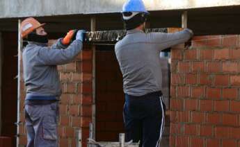 Dos albañiles trabajan en una obra en Valladolid. EFE/Nacho Gallego/Archivo