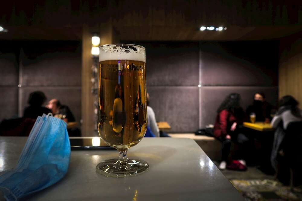 Vista de una caña en la mesa de un bar. EFE/Javier Etxezarreta/Archivo