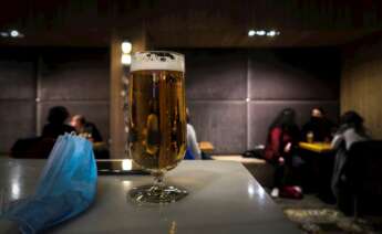 Vista de una caña en la mesa de un bar. EFE/Javier Etxezarreta/Archivo