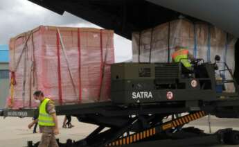 Un avión de carga fletado por el Ejército del Aire para traer material sanitario a España./ EFE