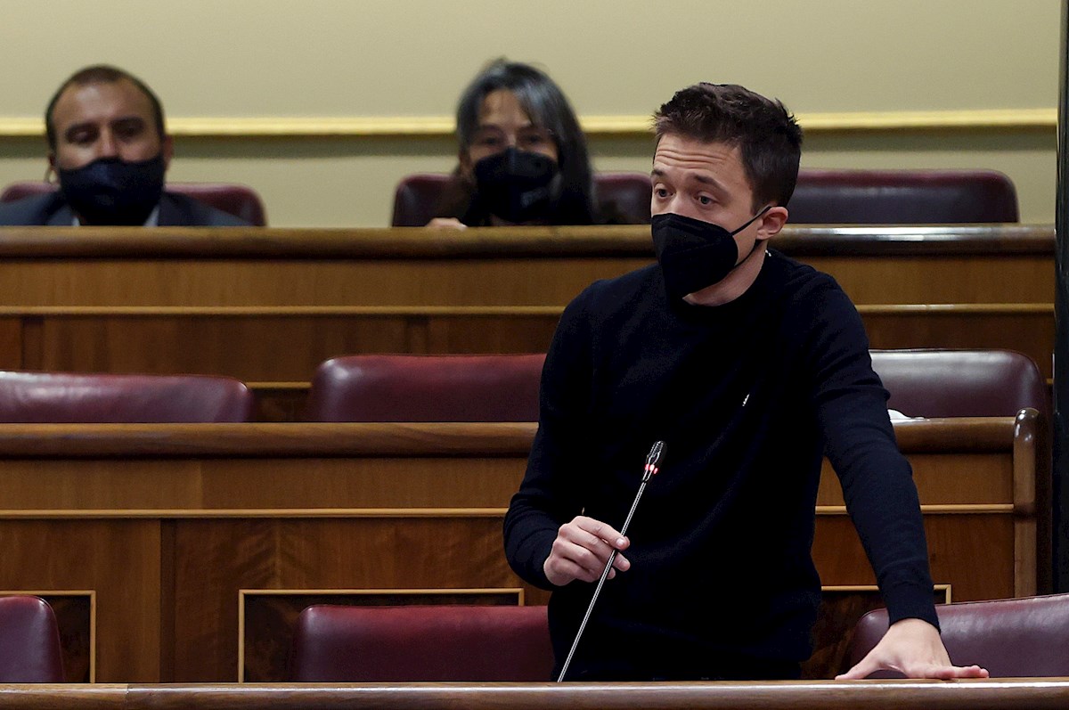 El líder de Más País, Íñigo Errejón, pregunta al Gobierno durante una nueva sesión de control, este miércoles, en el Congreso de los Diputados. EFE/Mariscal