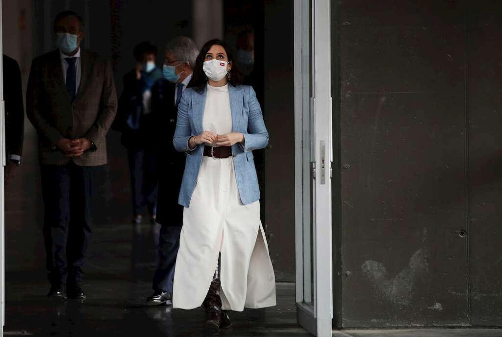 La presidenta de la Comunidad de Madrid, Isabel Díaz Ayuso, durante una visita al Wanda Metropolitano en la campaña de vacunación. EFE