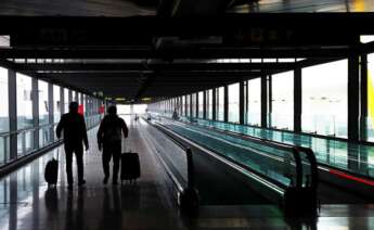 Dos pasajeros cruzan una de las terminales del Aeropuerto Adolfo Suárez Madrid-Barajas. EFE/Emilio Naranjo/Archivo